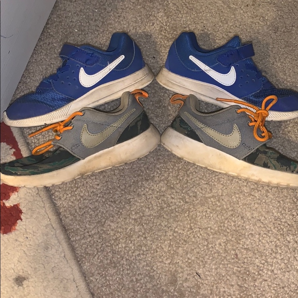 2 pair of size 10 Nike toddler tennis shoes